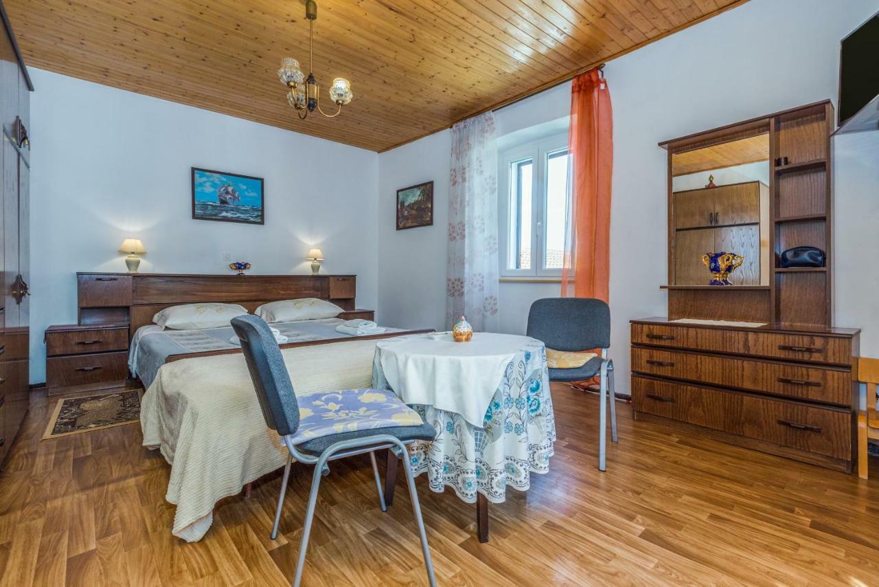 Guest House Robert I Mirna Bale Eksteriør billede