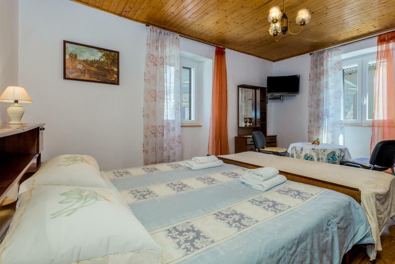 Guest House Robert I Mirna Bale Eksteriør billede
